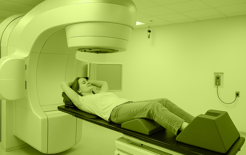 Personne préparée pour une thérapie par rayonnement, allongée sous la machine.